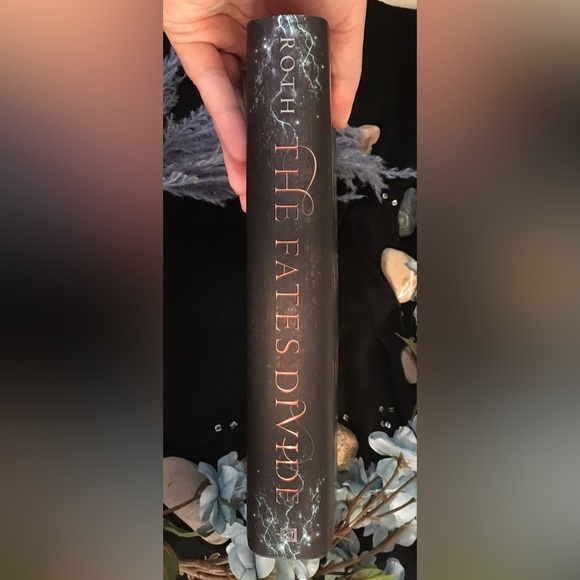 The Fates Divide - Signed First Edition - By Veronica Roth - Hardcover - Picture 2 of 15